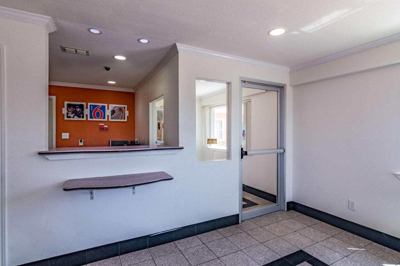 | Motel 6-Azle, TX