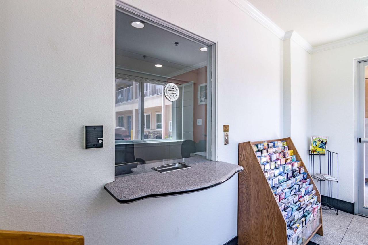 | Motel 6-Azle, TX
