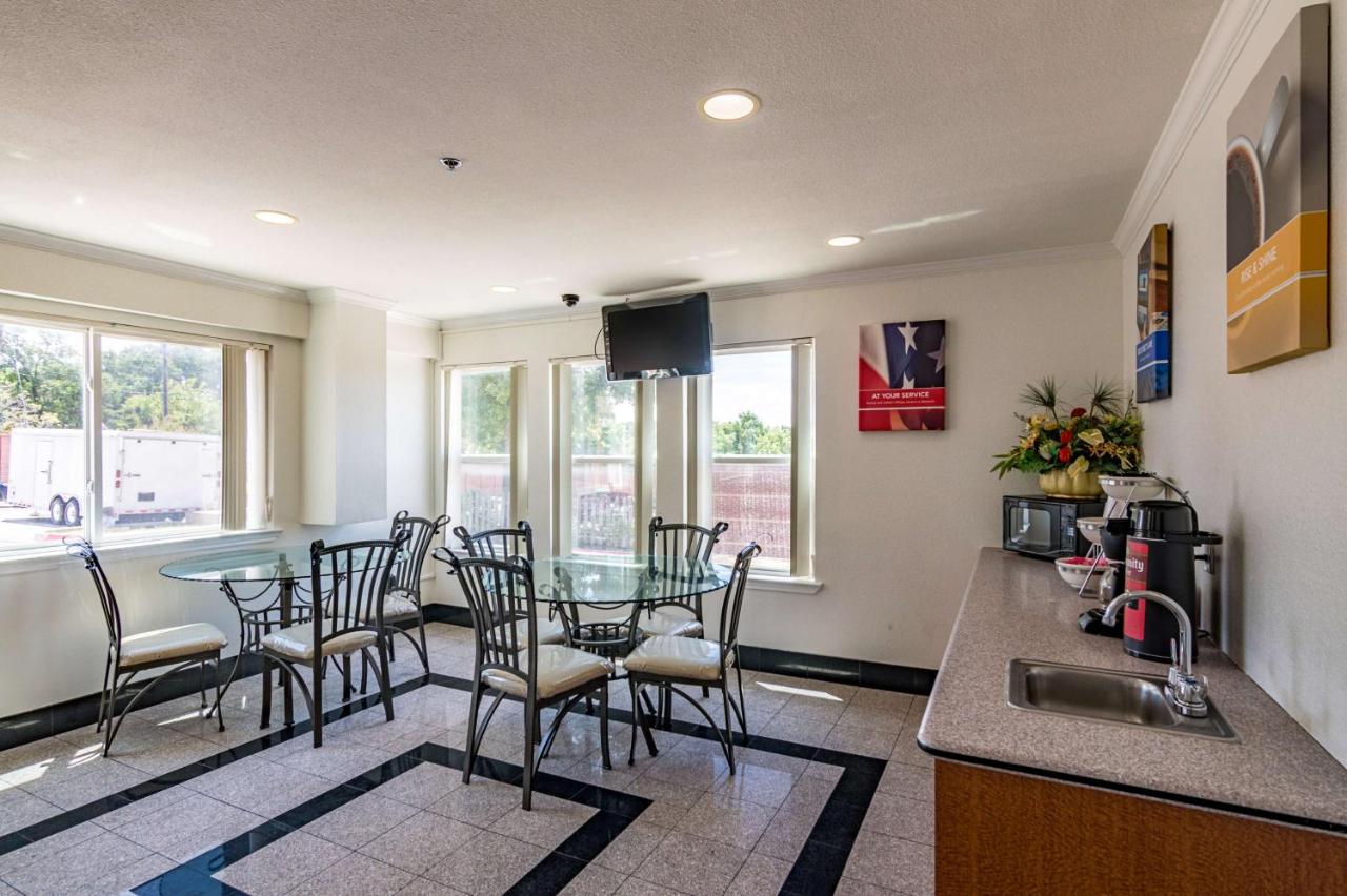 | Motel 6-Azle, TX