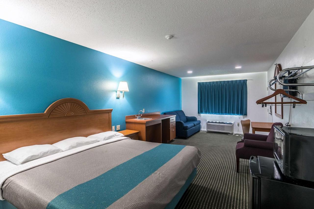 | Motel 6-Azle, TX
