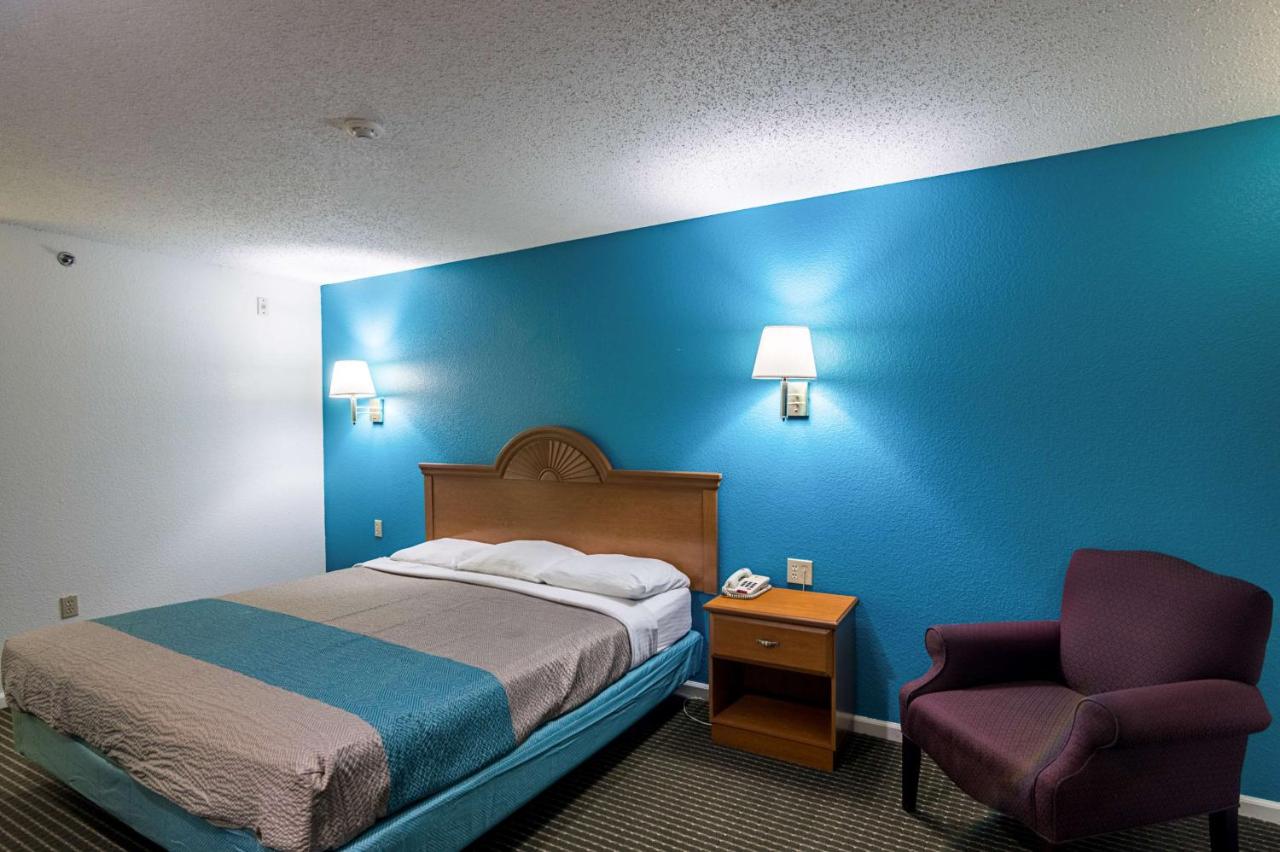 | Motel 6-Azle, TX