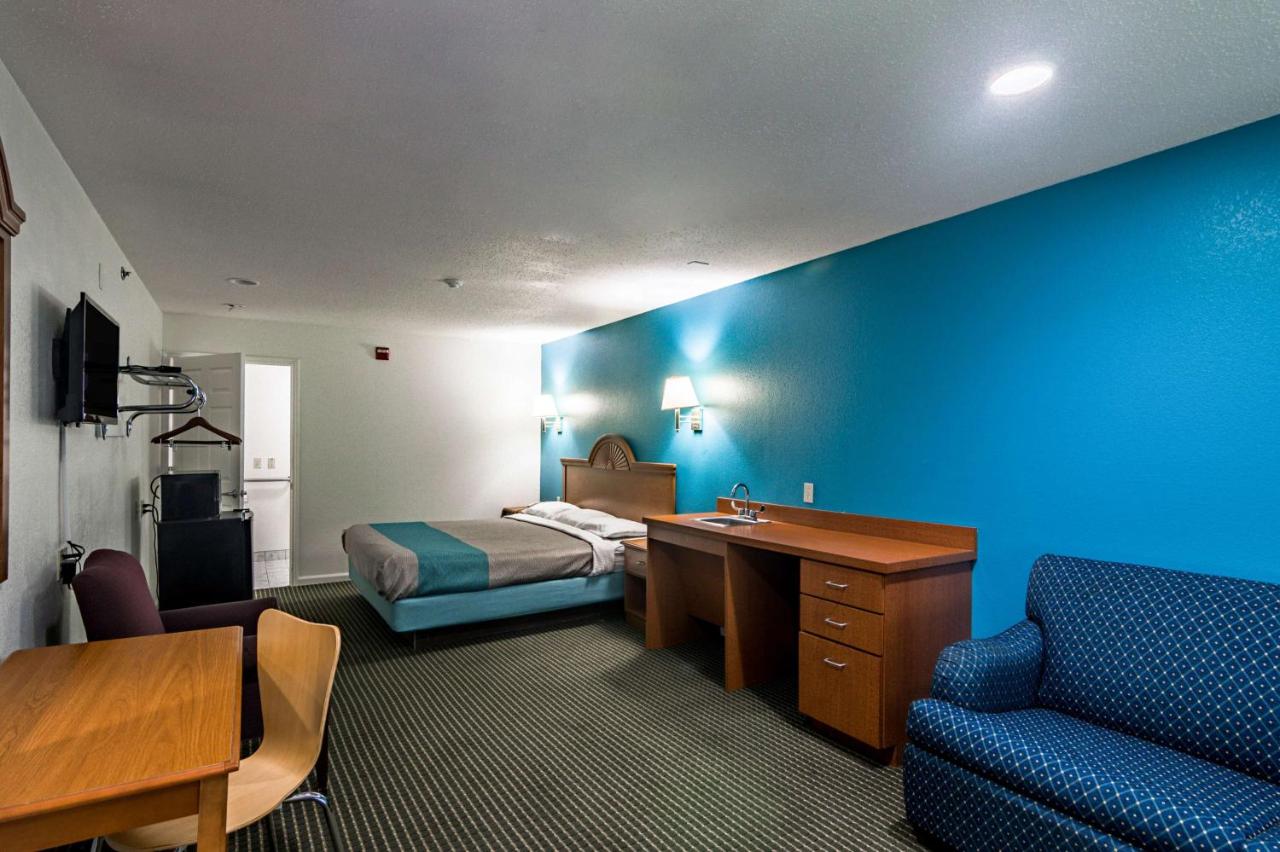 | Motel 6-Azle, TX