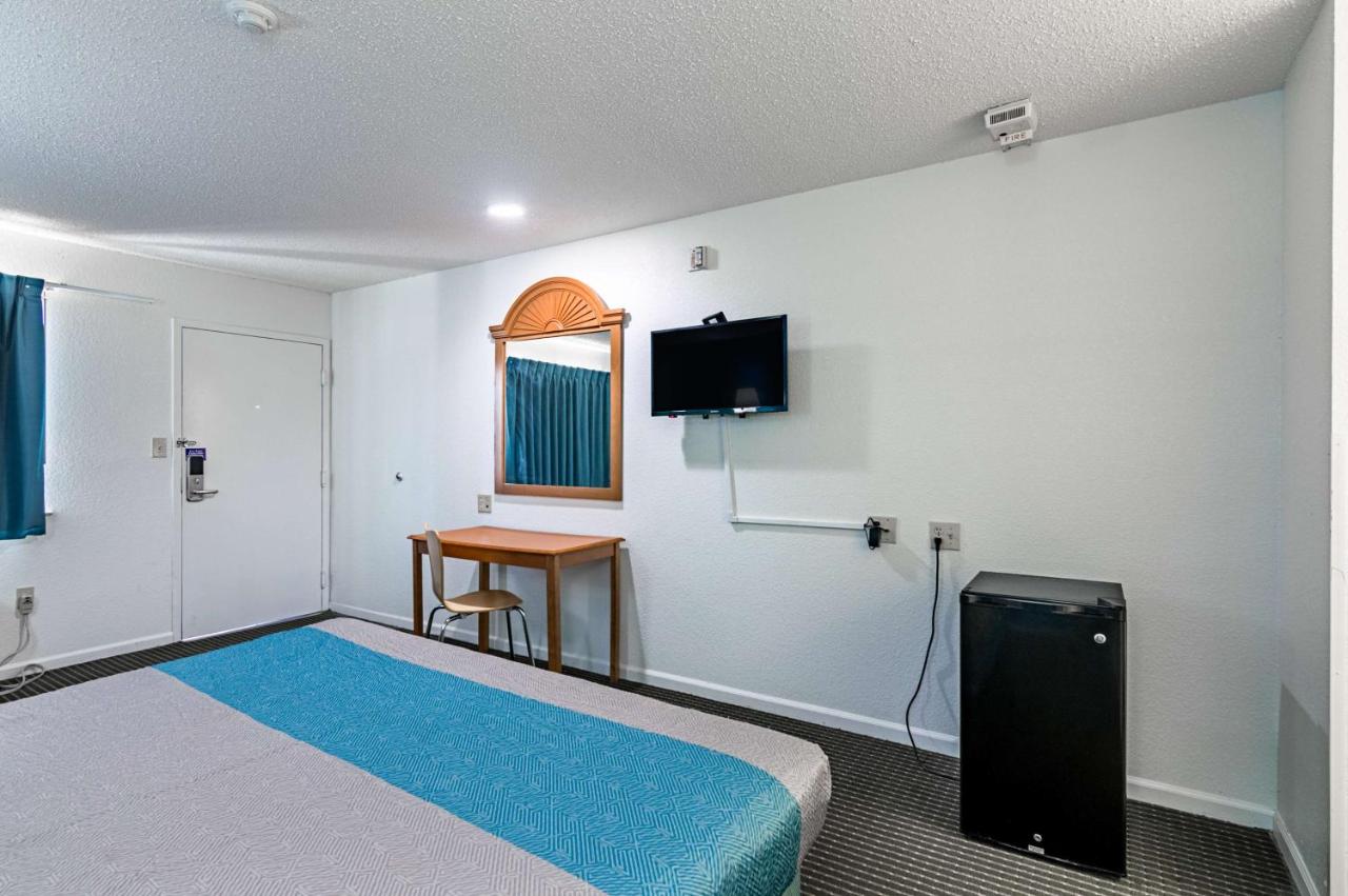 | Motel 6-Azle, TX