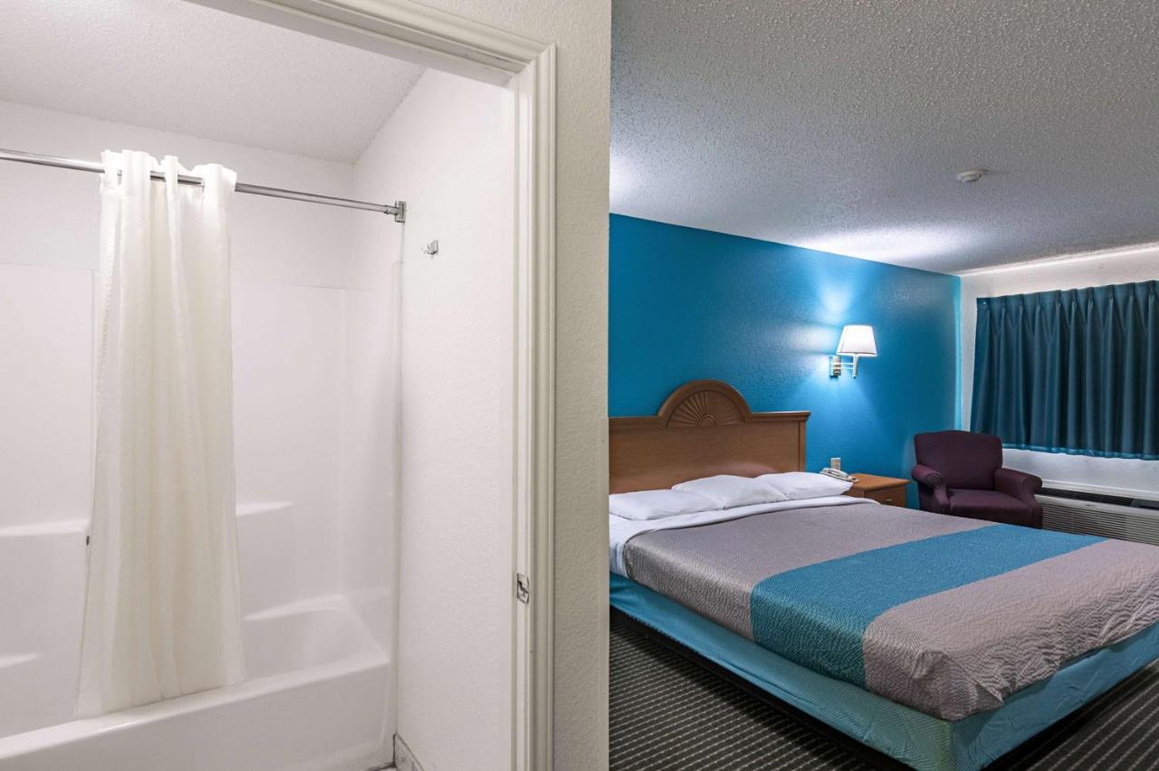 | Motel 6-Azle, TX