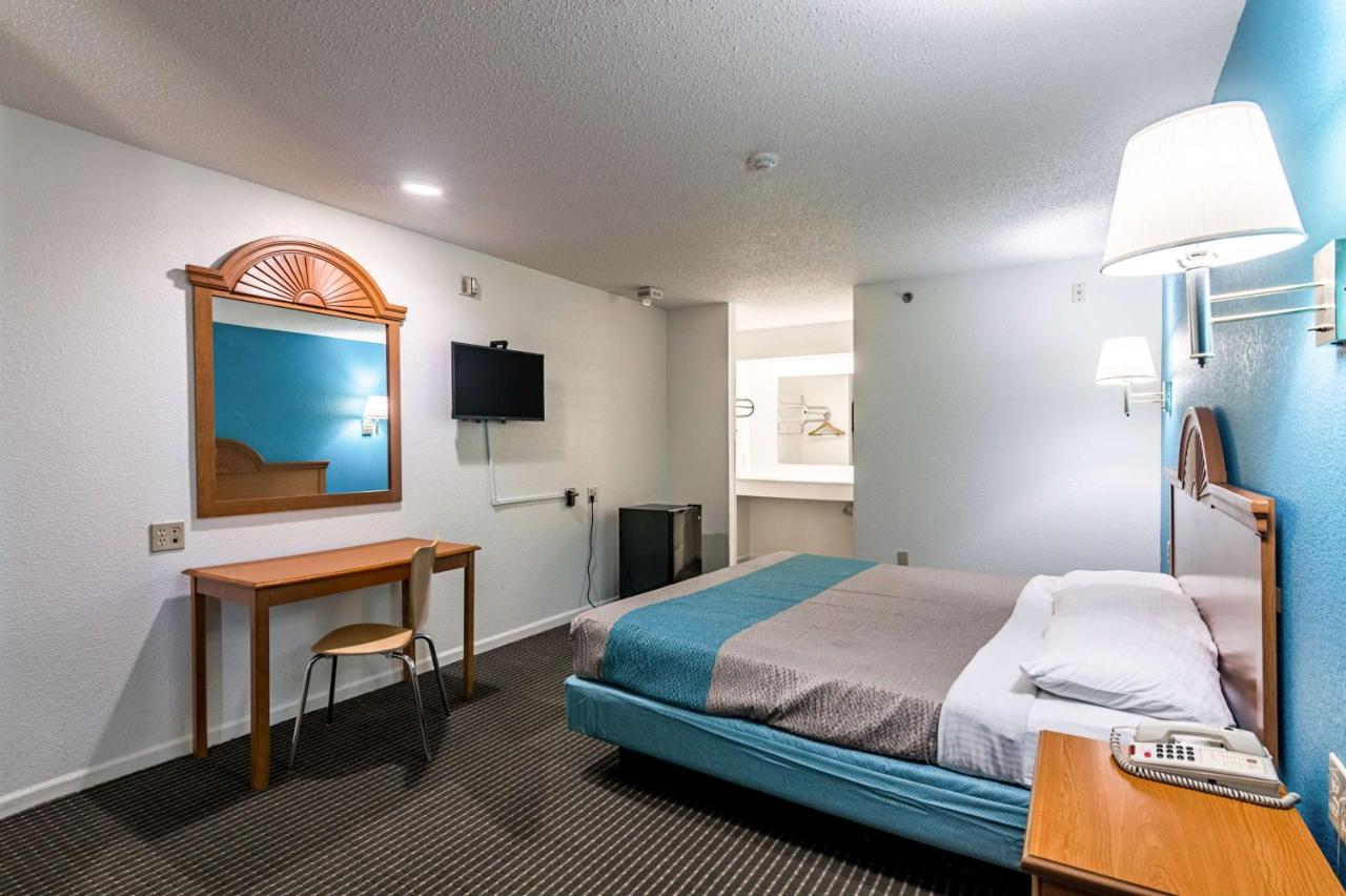 | Motel 6-Azle, TX