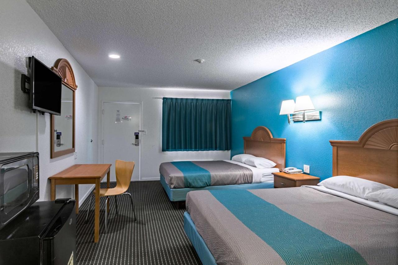 | Motel 6-Azle, TX