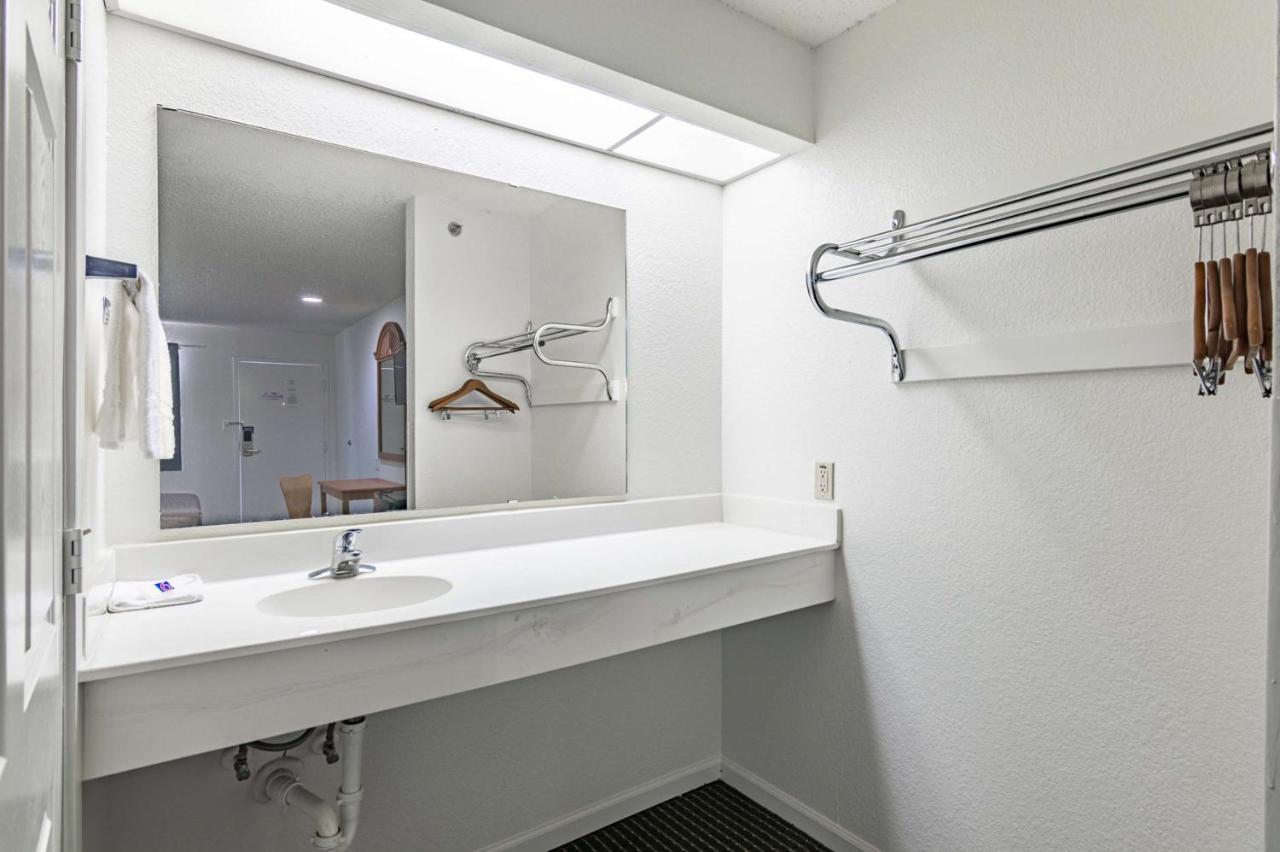 | Motel 6-Azle, TX