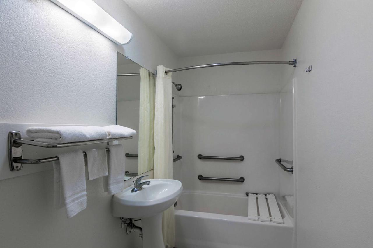 | Motel 6-Azle, TX