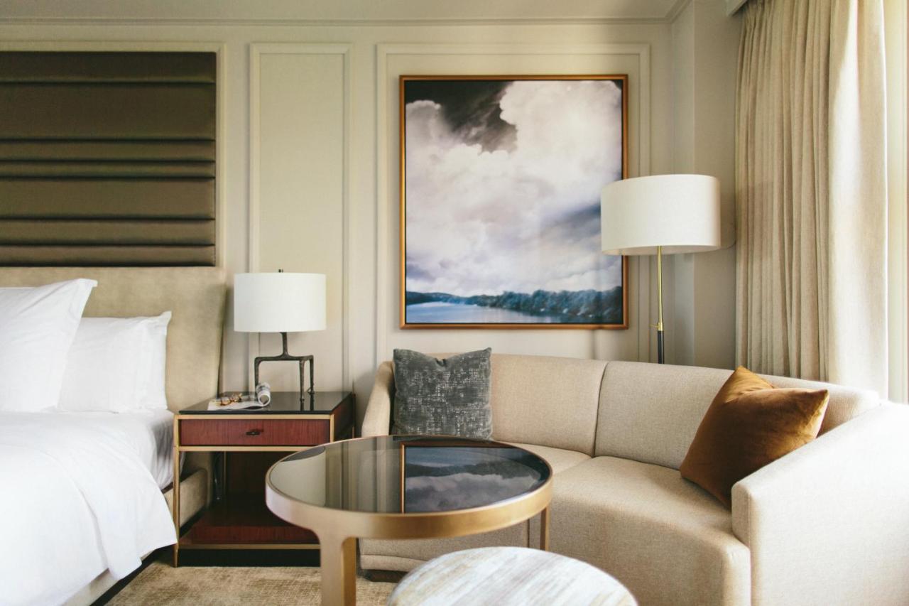 Deluxe King Room with Lake View at Four Seasons Hotel Austin