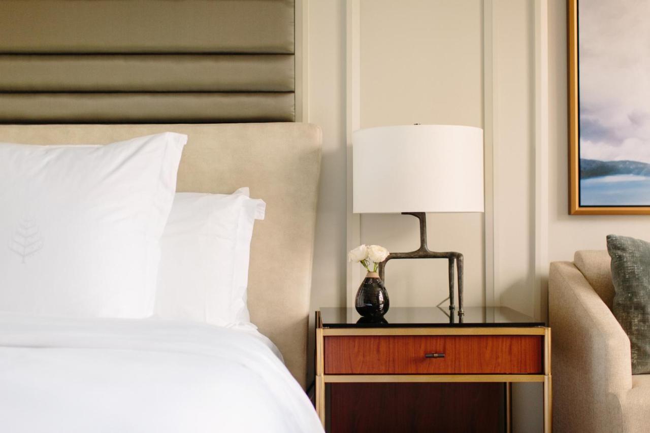 Deluxe King Room with Lake View at Four Seasons Hotel Austin