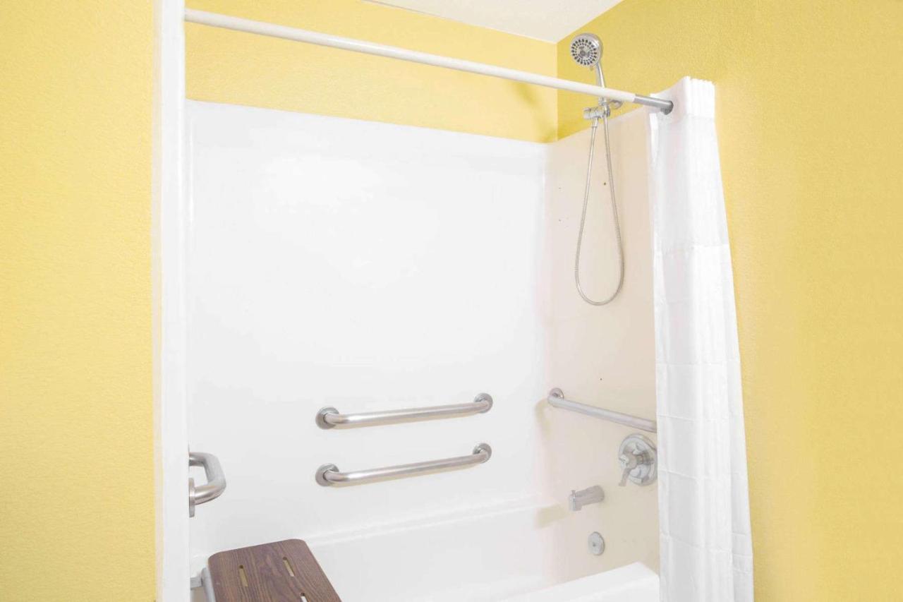 Queen Room - Disability Access/Non-Smoking at Days Inn by Wyndham Phoenix North