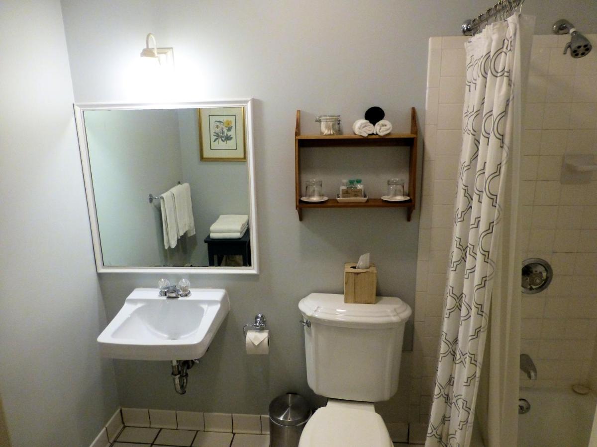| Four Columns Inn