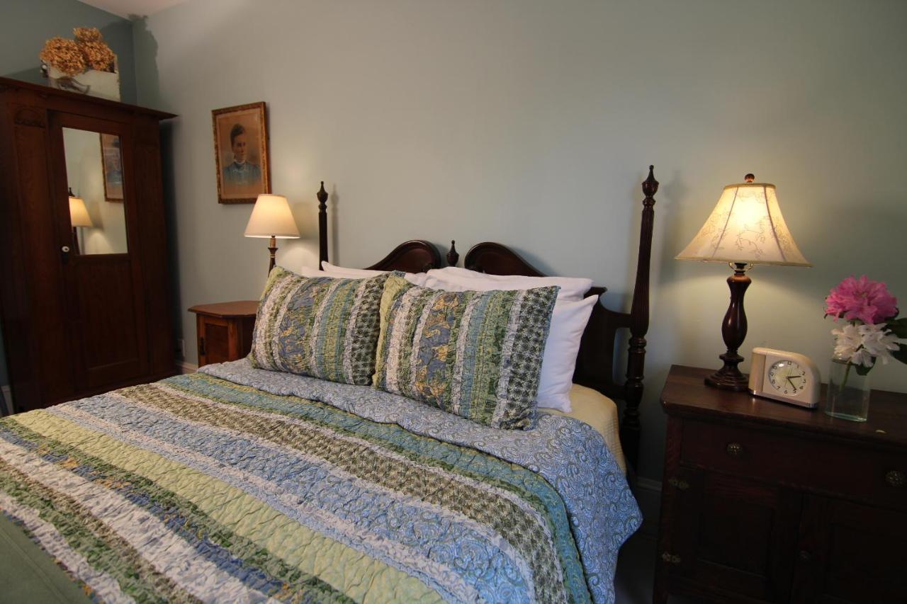 | Kendall Tavern Inn Bed and Breakfast