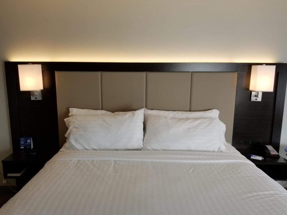 King Room - Disability Access at Holiday Inn Express Birch Run - Frankenmuth Area by IHG