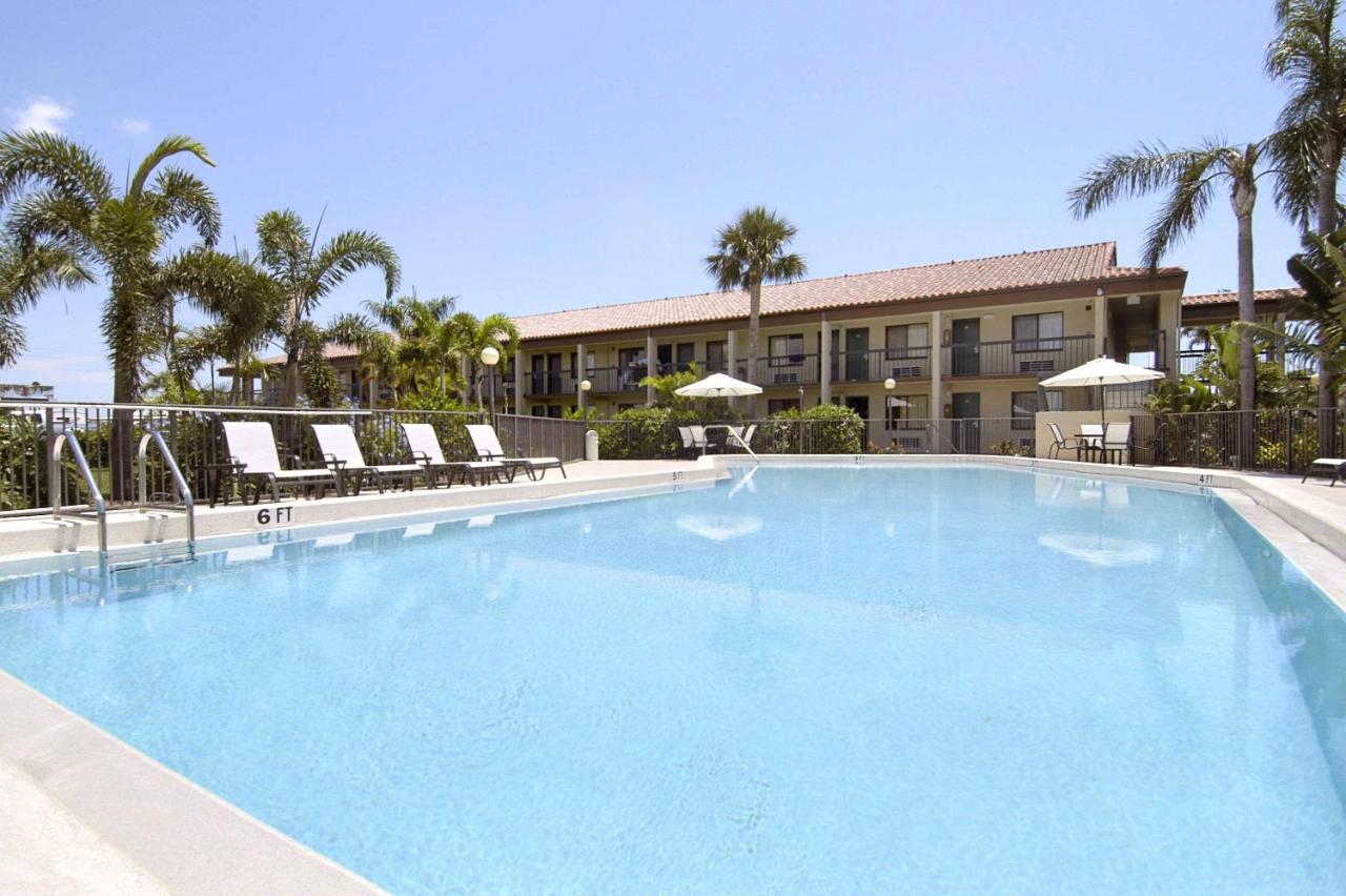 | Super 8 by Wyndham Riviera Beach West Palm Beach