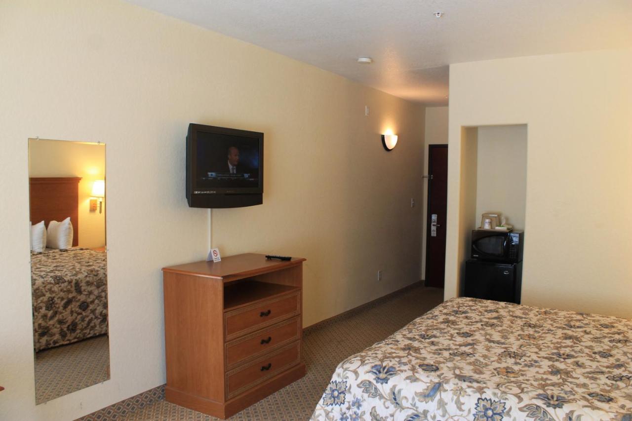 King Room - Non-Smoking at Days Inn by Wyndham San Antonio at Palo Alto