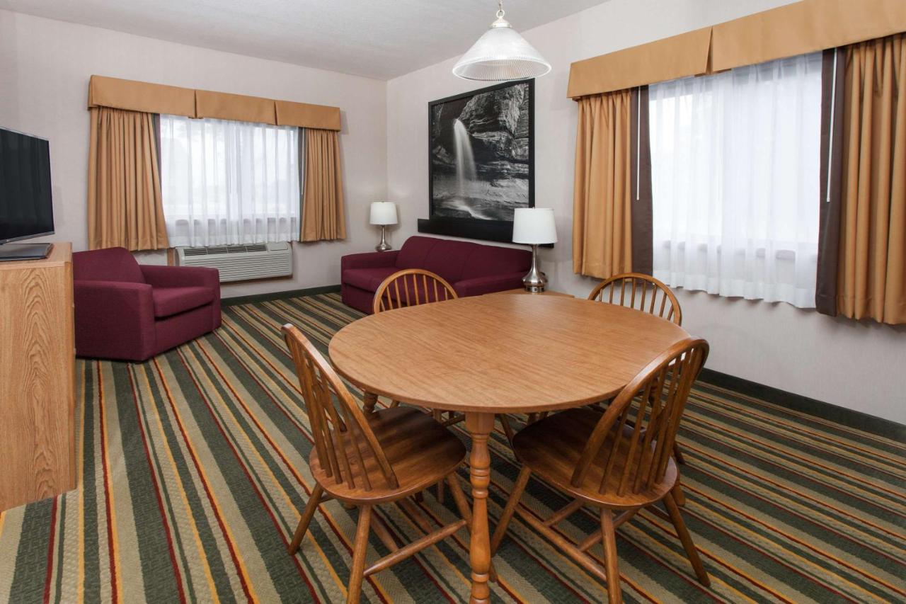 One-Bedroom King Room - Non-Smoking at Super 8 by Wyndham Ottawa Starved Rock