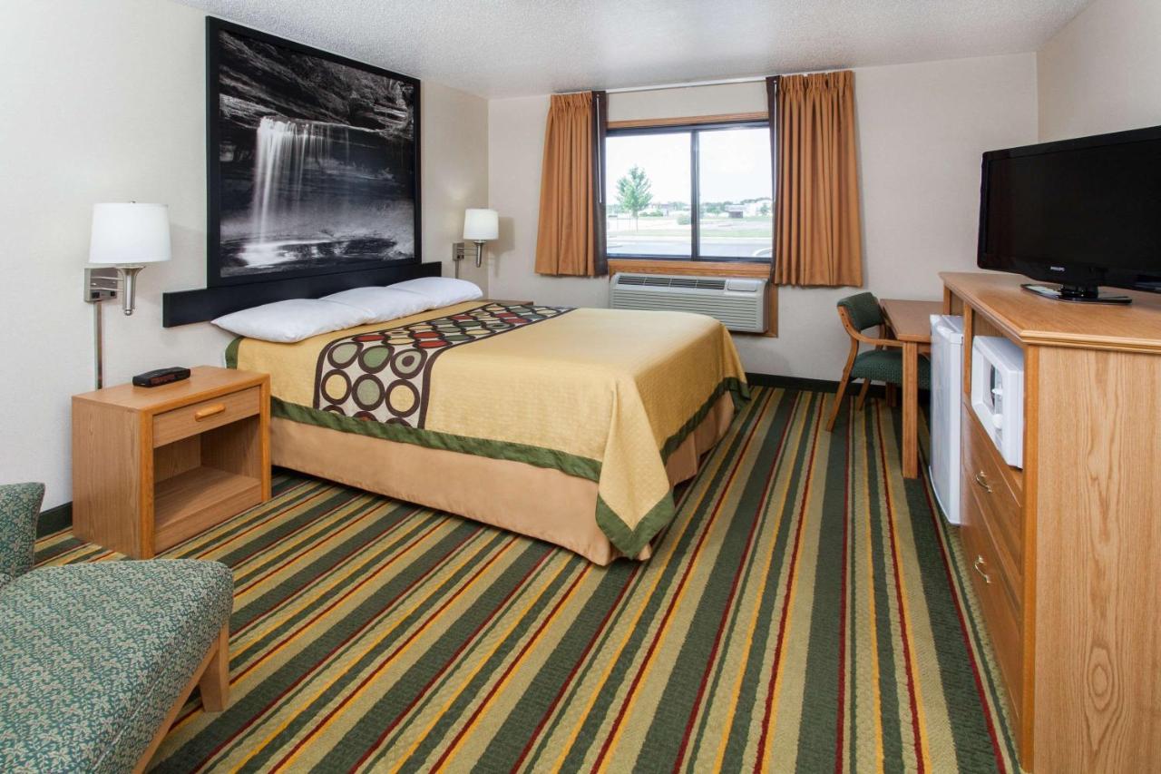 Queen Room - Non-Smoking at Super 8 by Wyndham Ottawa Starved Rock