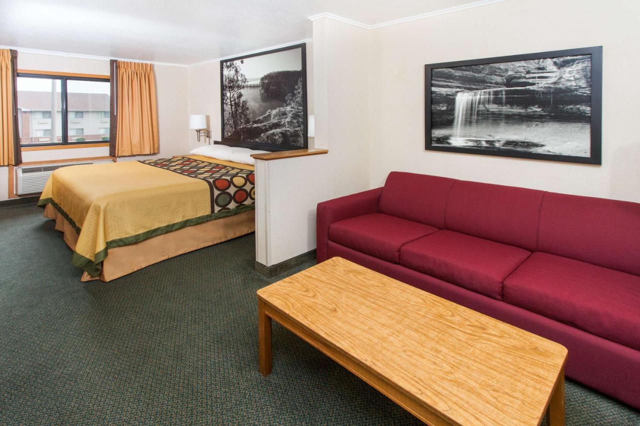 King Studio Suite - Non-Smoking at Super 8 by Wyndham Ottawa Starved Rock
