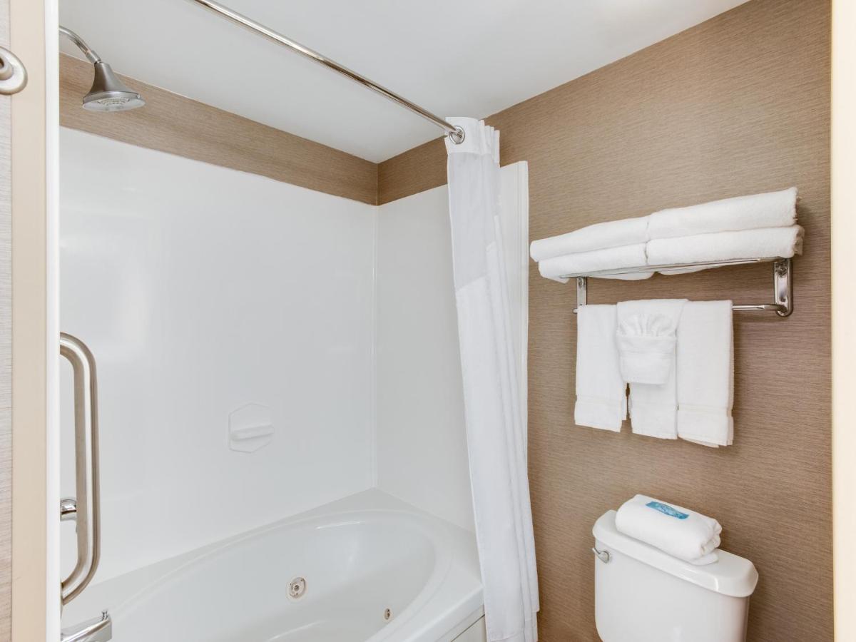 | Holiday Inn Express Hotel & Suites Bethlehem, an IHG Hotel