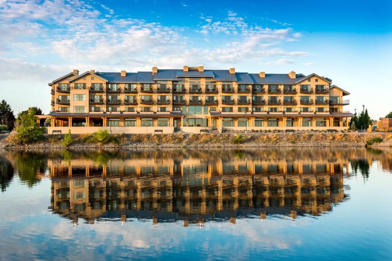 Grand Cru Riverfront King Premium at The Lodge at Columbia Point