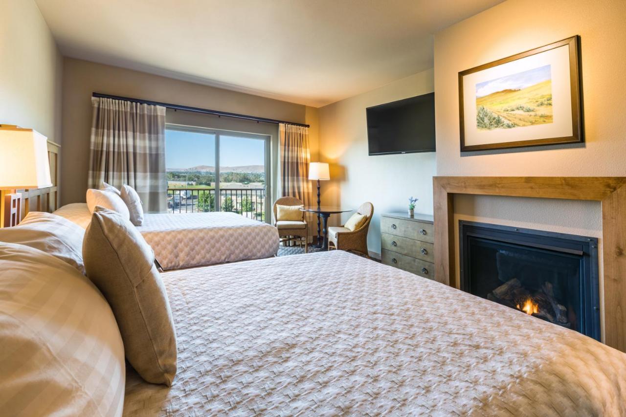 Mountain View Queen Queen Deluxe at The Lodge at Columbia Point