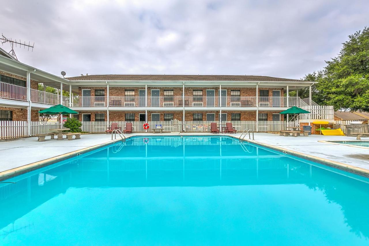 | Lake View Inn