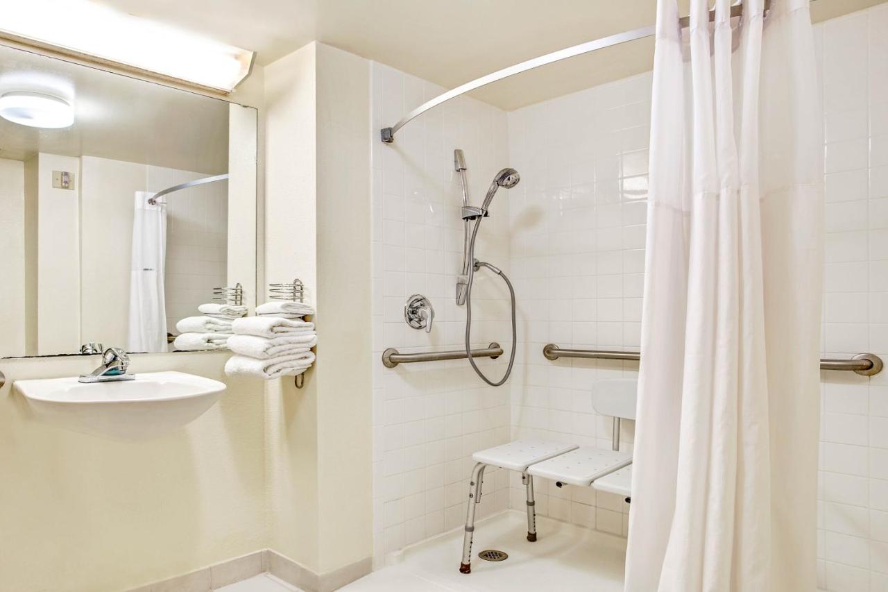 King Room - Mobility Access/Non-Smoking at Days Inn by Wyndham Bradenton - Near the Gulf