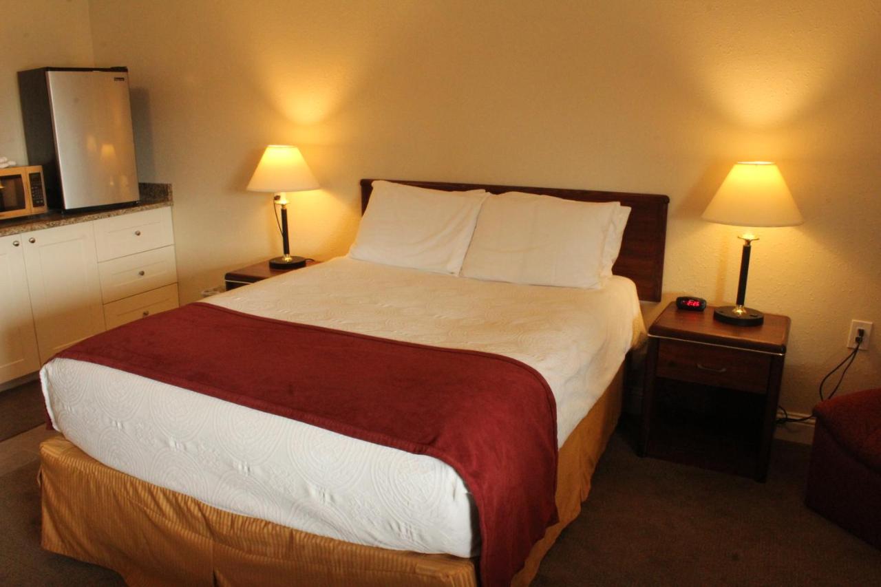 Queen Room at Auld Holland Inn