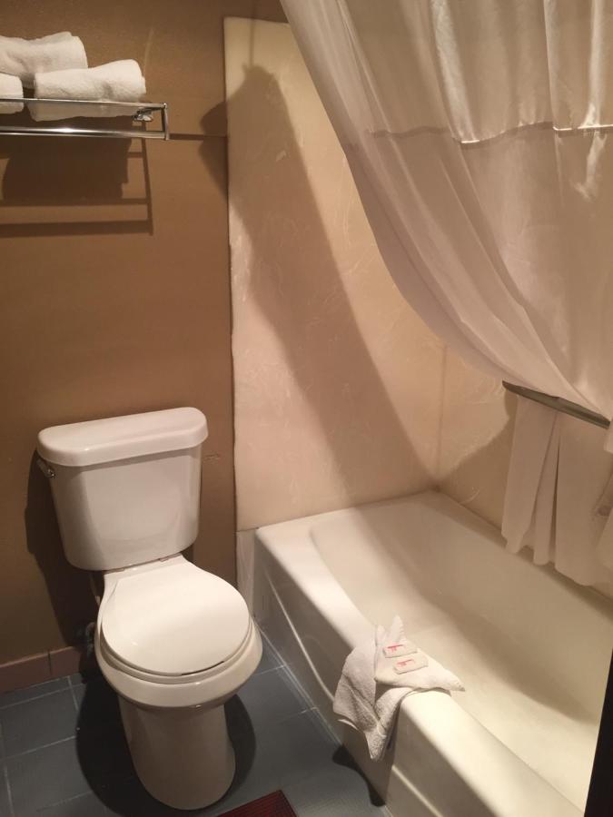 Queen Room - Mobility Access/Non-Smoking at Days Inn by Wyndham Bishop