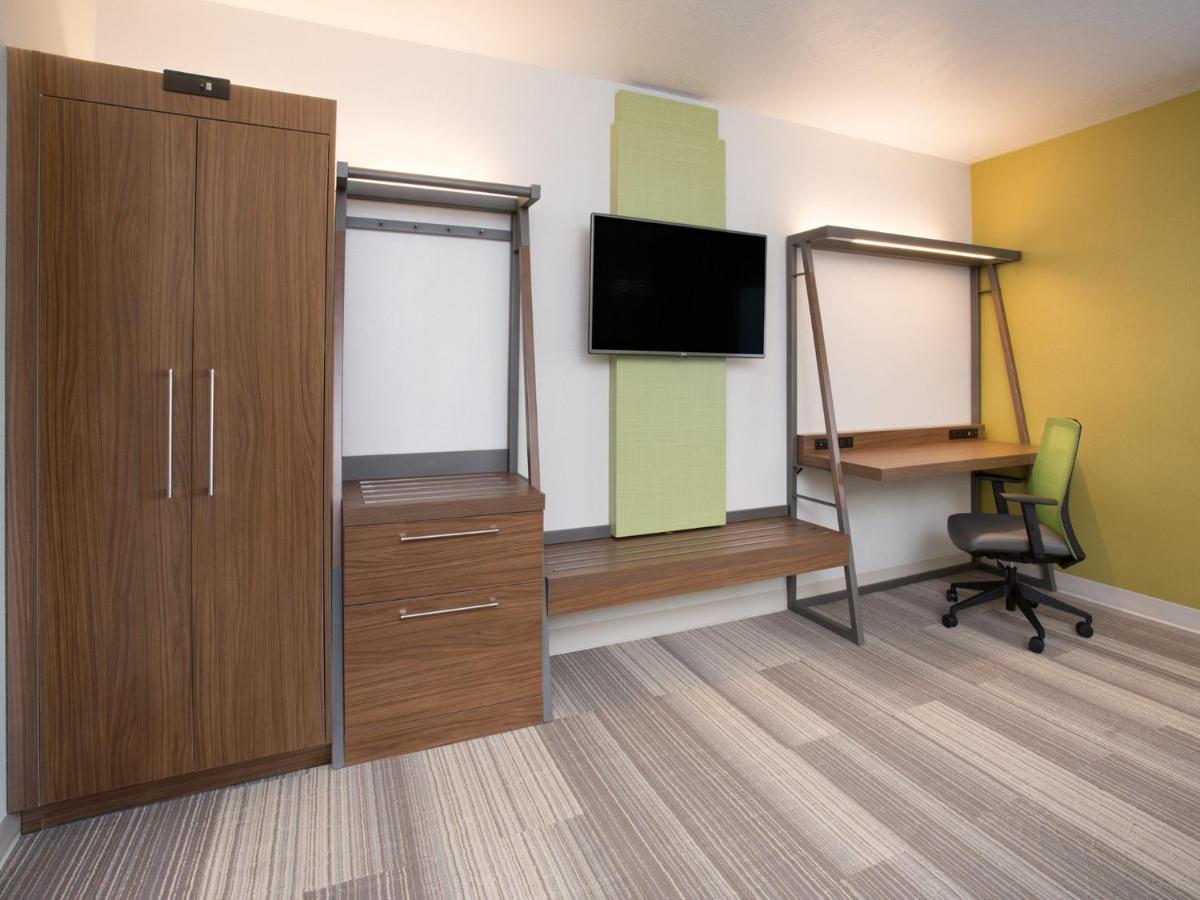 King Room - Mobility Access/Hearing Accessible at Holiday Inn Express and Suites Gettysburg by IHG