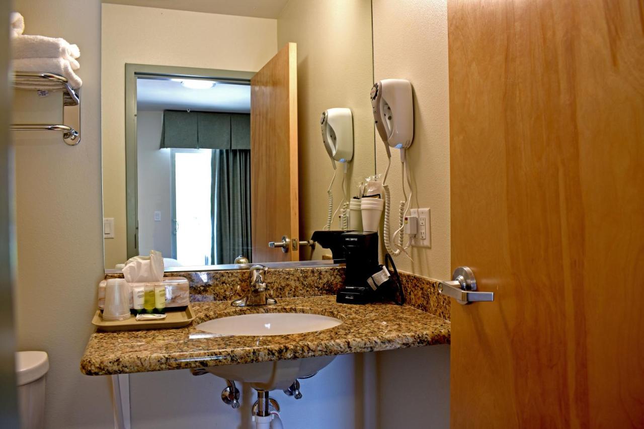 Superior Queen Room at Bumbleberry Inn