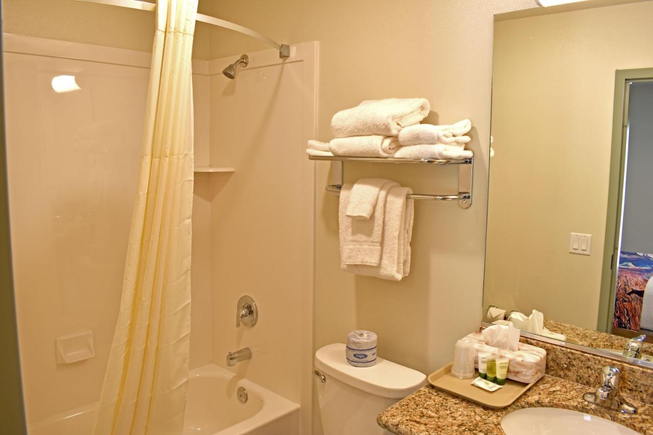 Superior Queen Room at Bumbleberry Inn