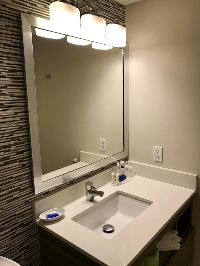 King Bed - Non-Smoking at Best Western Plus Brooklyn Bay Hotel