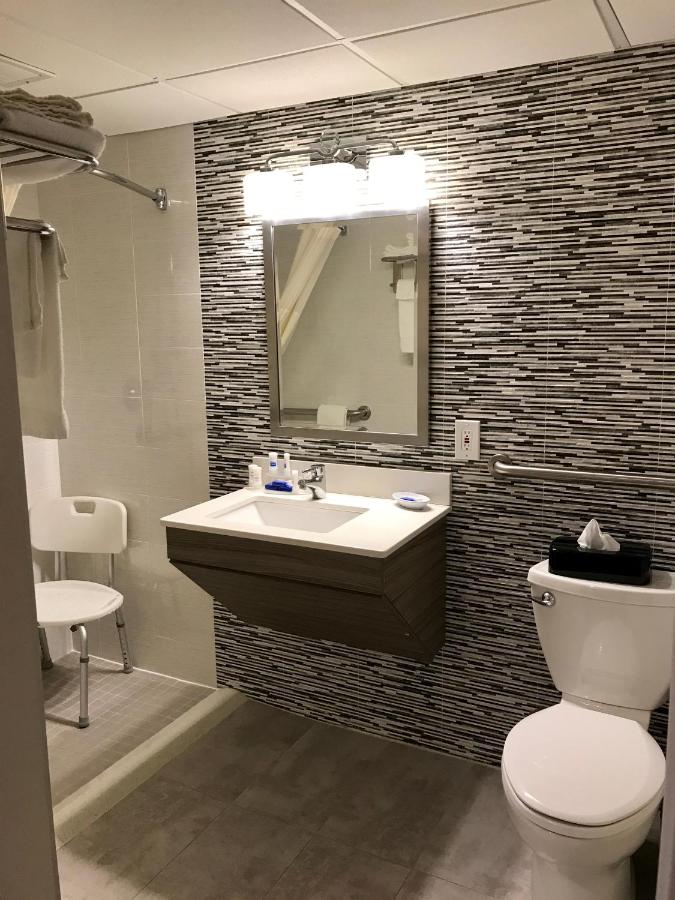 King Room with Roll-In Shower - Disability Access at Best Western Plus Brooklyn Bay Hotel