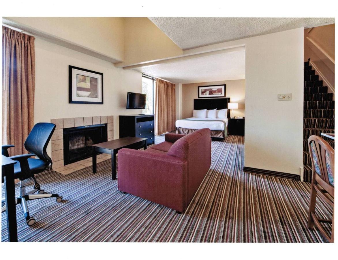 Queen Studio Suite with Roll-In Shower - Mobility Accessible/Non-Smoking at Hawthorn Extended Stay by Wyndham Richardson
