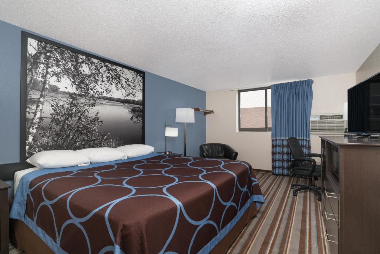 | Super 8 by Wyndham Willmar
