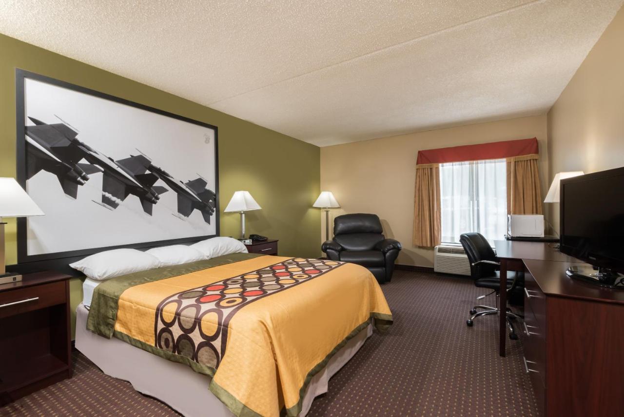 Queen Room - Mobility Access/Non-Smoking at Super 8 by Wyndham Miamisburg Dayton S Area OH