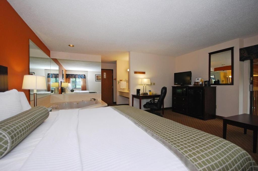 Queen Room - Mobility Access/Non-Smoking at Baymont by Wyndham Delaware