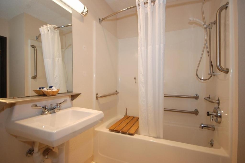 Queen Room - Mobility Access/Non-Smoking at Baymont by Wyndham Delaware