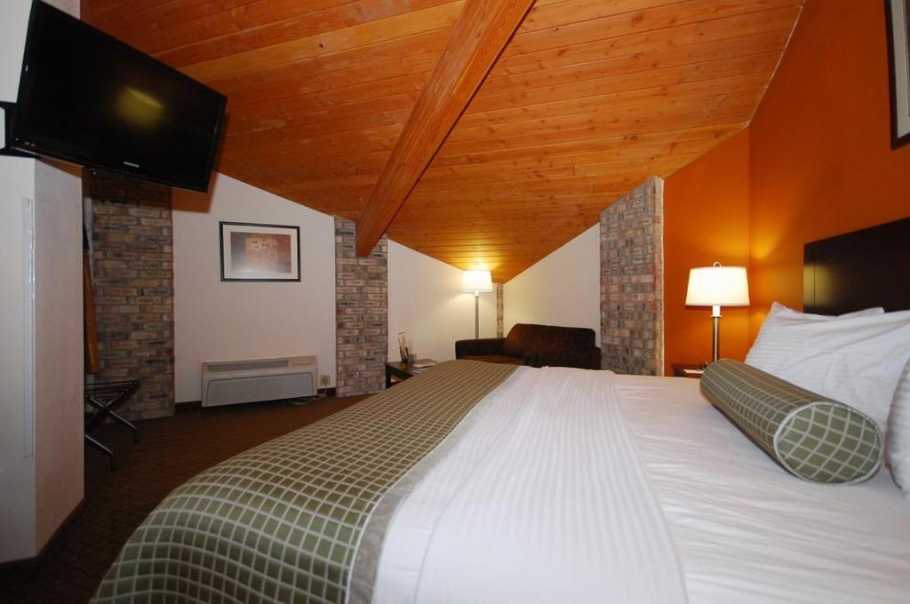 Deluxe King Studio Suite with Pool View - Non-Smoking at Baymont by Wyndham Delaware