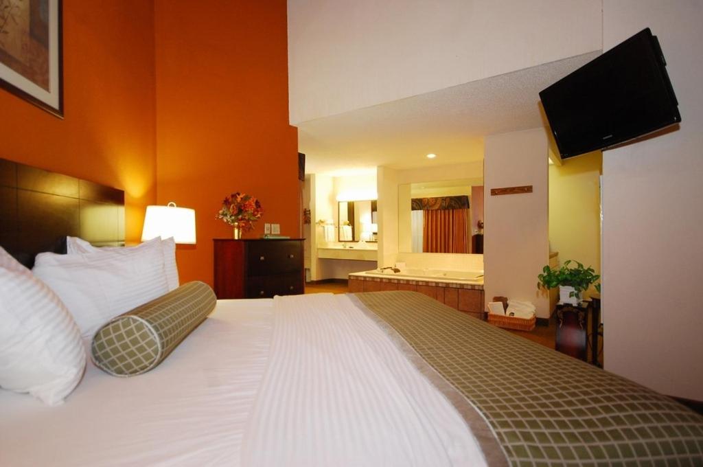 Queen Room - Mobility Access/Non-Smoking at Baymont by Wyndham Delaware