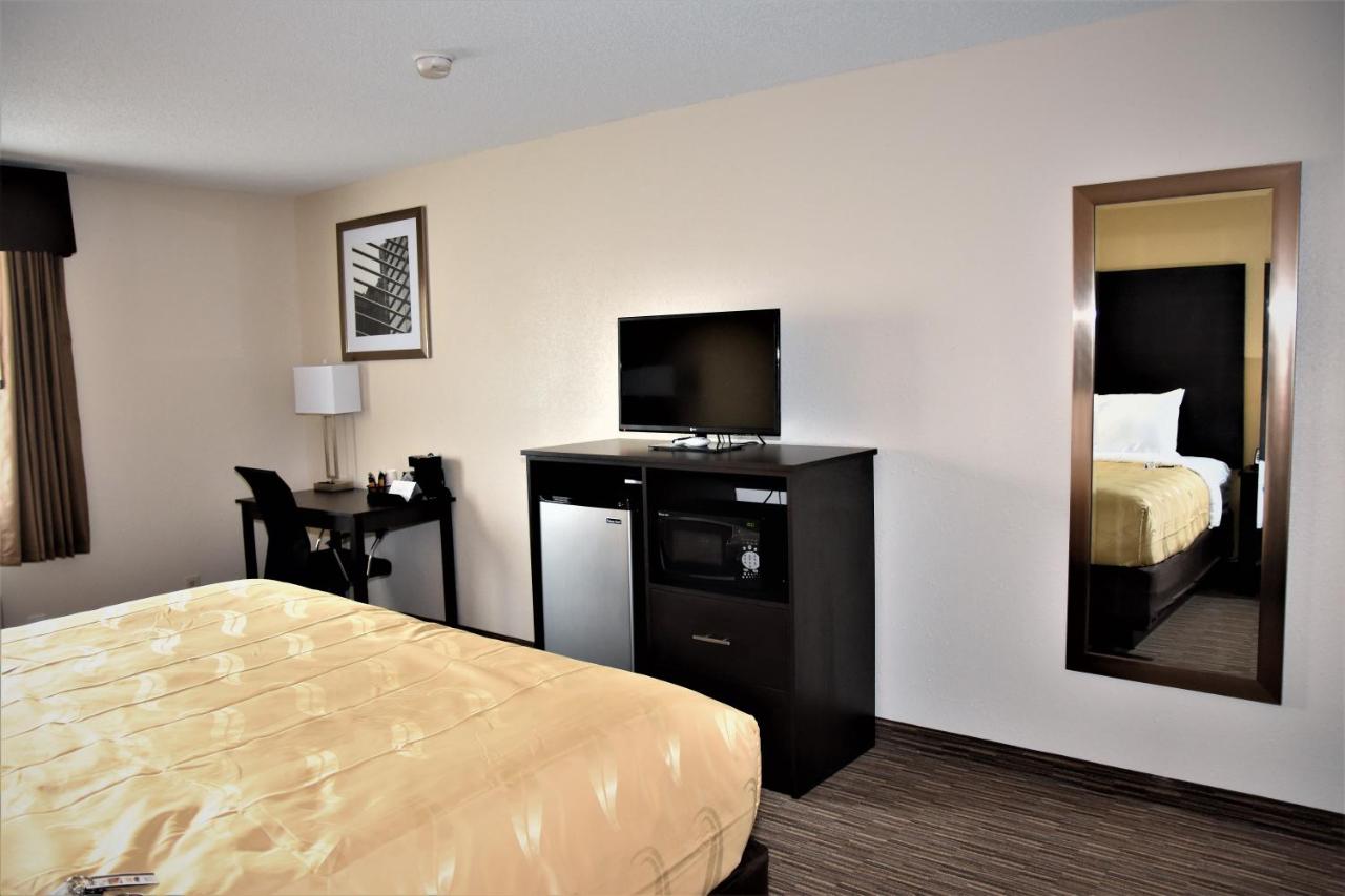 King Room - Non-Smoking at Quality Inn & Suites Metropolis I-24