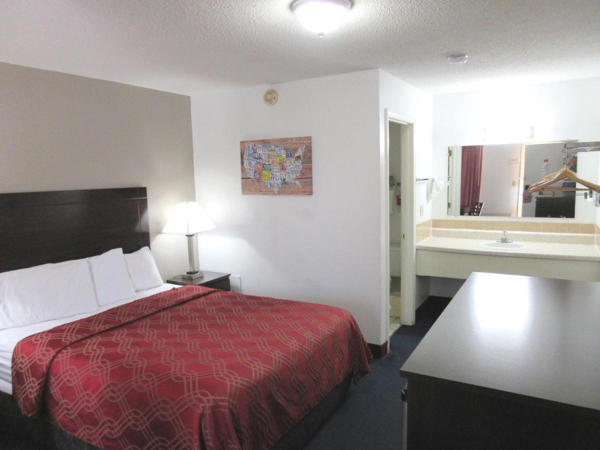 Queen Room - Smoking/Ground Floor  at Econo Lodge Cameron