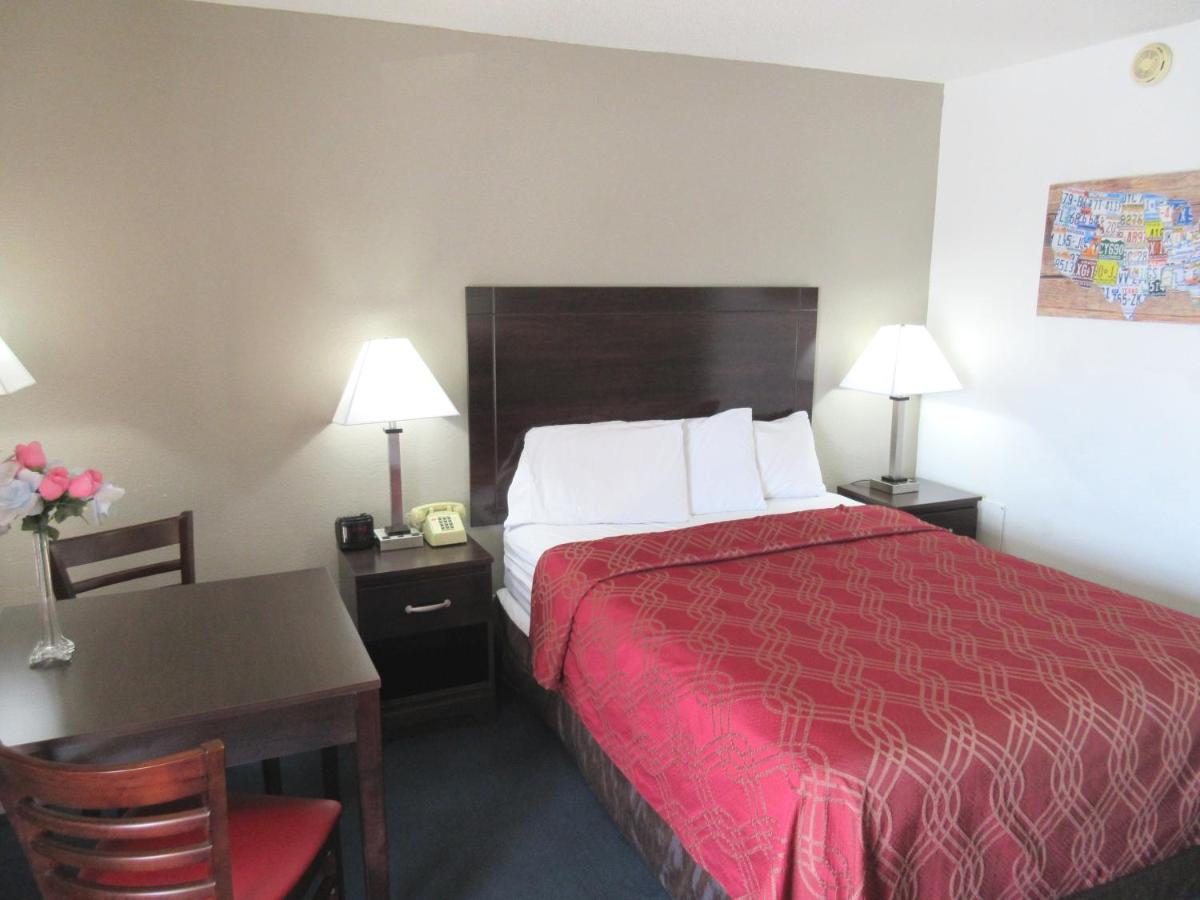 Queen Room - Smoking/Ground Floor  at Econo Lodge Cameron