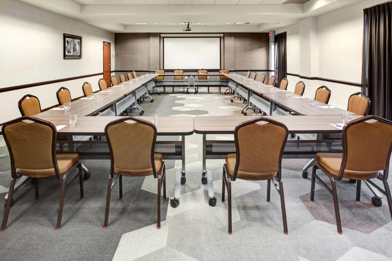 | Hyatt Place Pittsburgh Airport/Robinson Mall