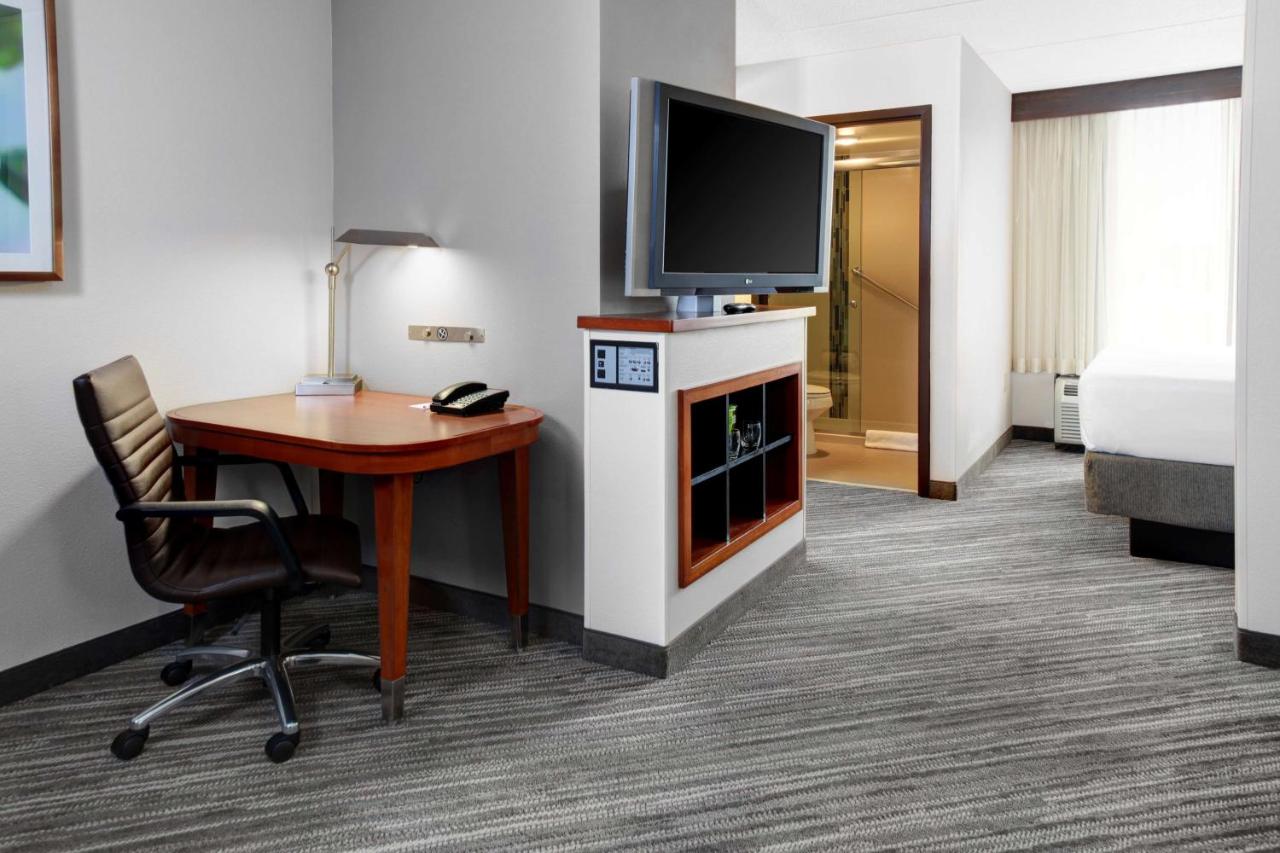 | Hyatt Place Pittsburgh Airport/Robinson Mall