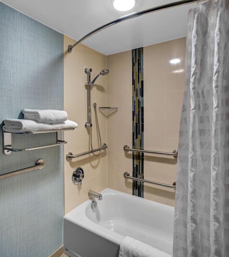 | Hyatt Place Pittsburgh Airport/Robinson Mall