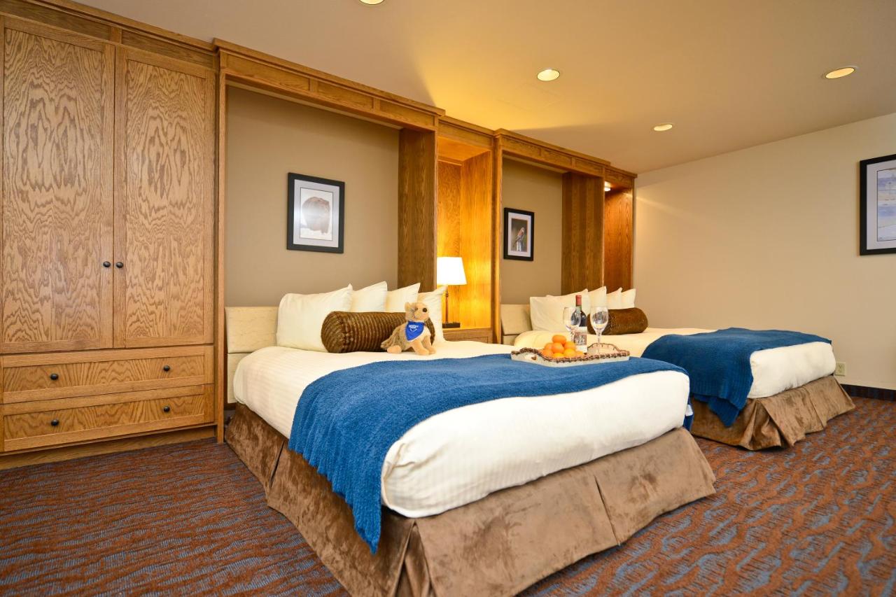 Courtyard Two Queen Murphy Beds with Kitchen at The Rockwell Inn