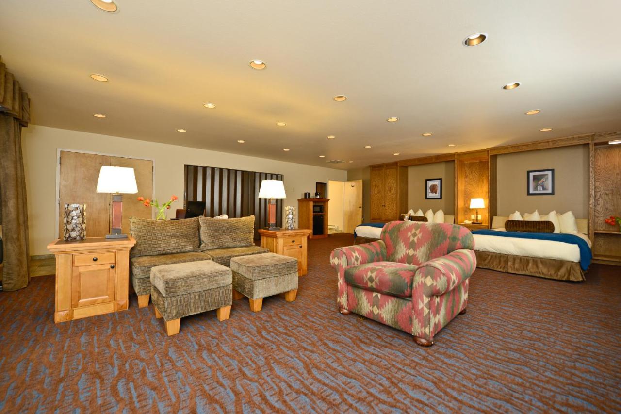 Courtyard Two Queen Murphy Beds with Kitchen at The Rockwell Inn
